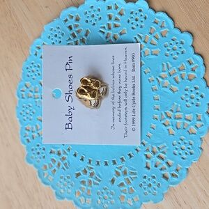 Gold Tone Vtg Baby Shoes Jewelry Pin Sold Out Deadstock Unisex Faith Love Cute